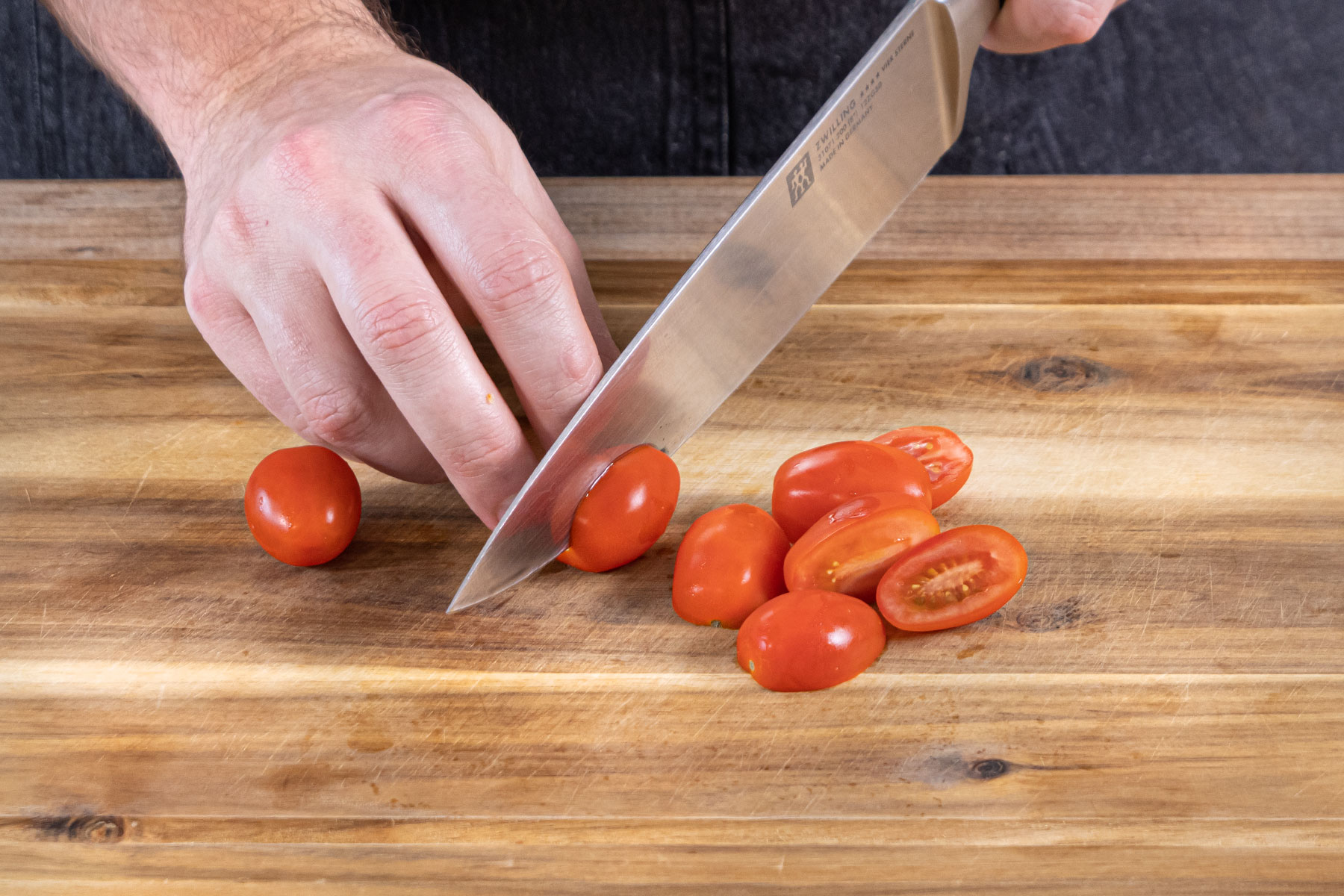 Kirschtomaten halbieren