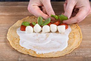 pikante Pfannkuchen mit Tomate, Mozzarella und Basilikum füllen