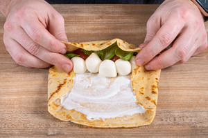 Pfannkuchen zusammenrollen