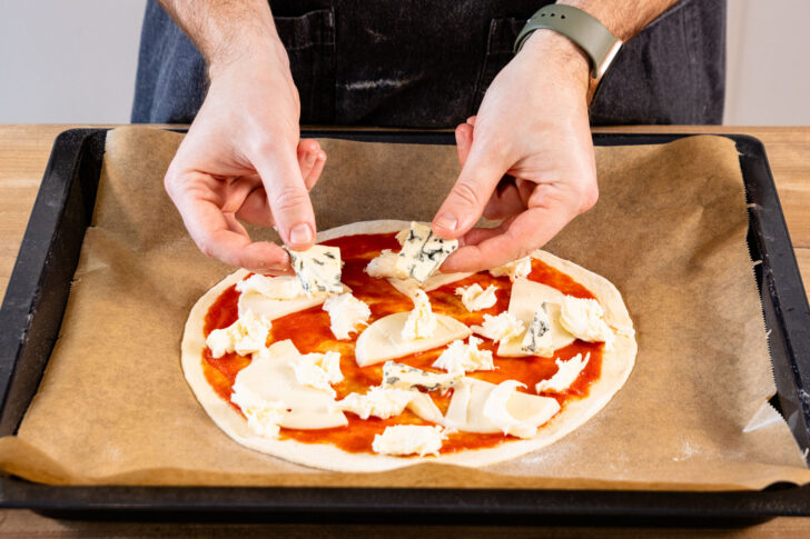 Gorgonzola auf Pizza legen.