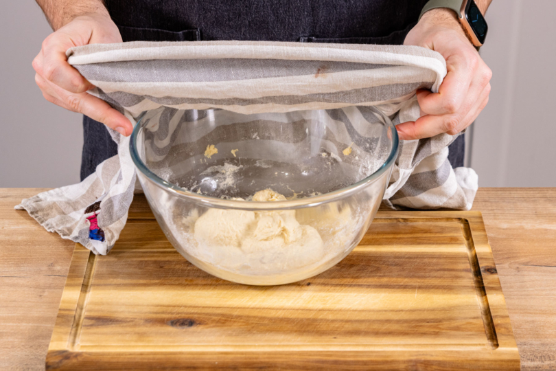 Teig mit Küchentuch abdecken.