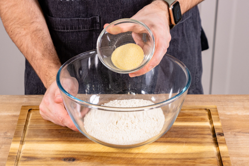 Weizengrieß zu Teig geben.