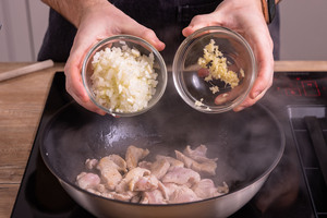Zwiebel & Knoblauch dazugeben