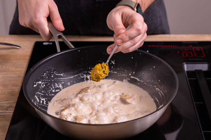 Currypaste dazugeben