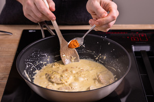 Putencurry mit Paprikapulver würzen