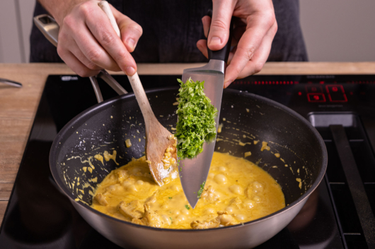 Petersilie zu Putencurry geben