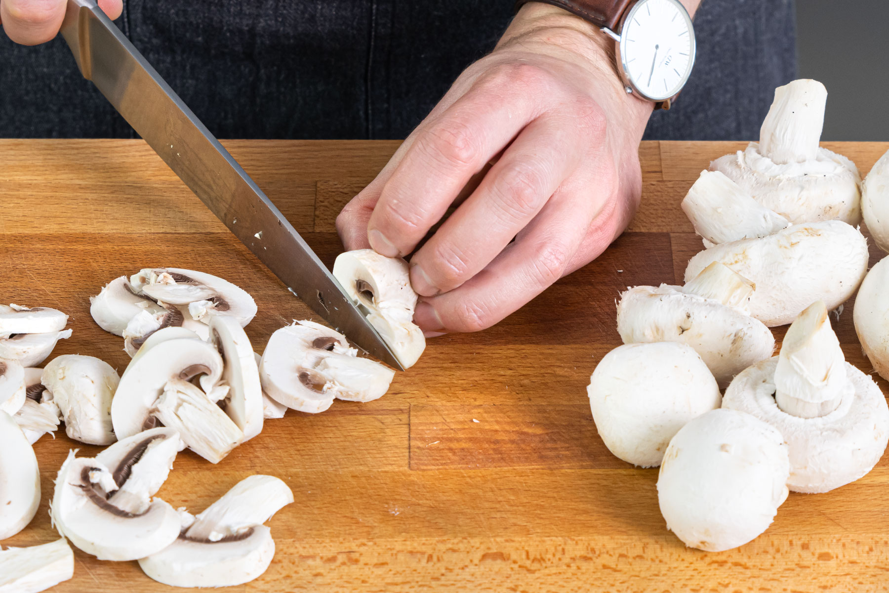 Champignons in Scheiben schneiden