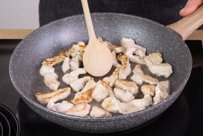 Putenfleisch anbraten