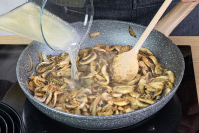 Soße mit Geflügelbrühe ablöschen