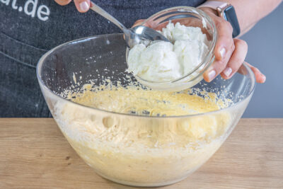 Quark zum Teig geben