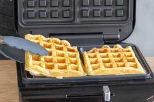 Quarkwaffeln ohne Zucker aus dem Waffeleisen nehmen