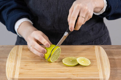Limette in Scheiben schneiden