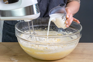 Milch zum Teig gießen