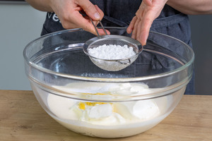 Puderzucker zur Creme sieben