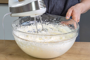 Mascarpone-Creme verrühren