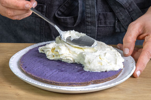 Creme auf Teigboden geben