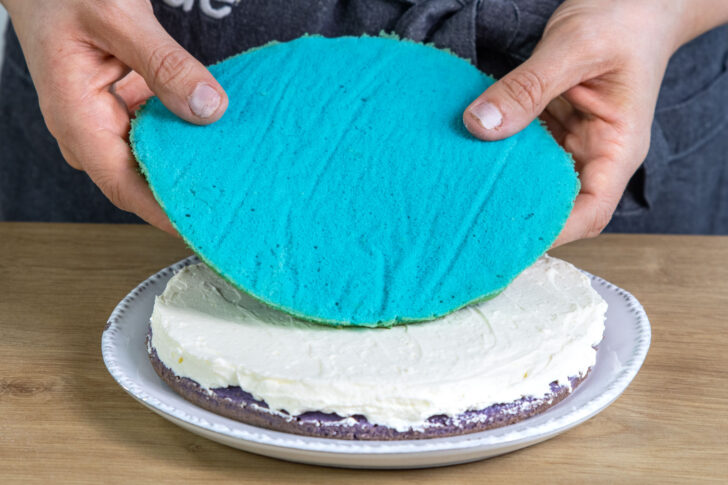 Cremeschicht mit Teigboden bedecken