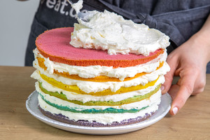 Regenbogenkuchen mit Creme ummanteln