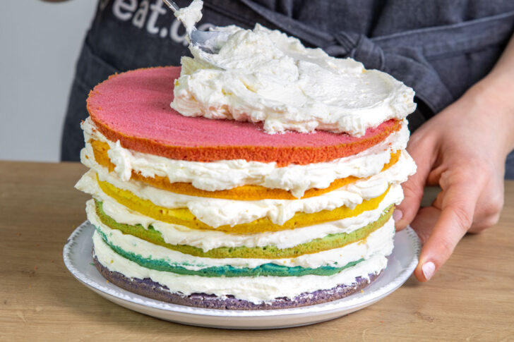 Regenbogenkuchen mit Creme ummanteln