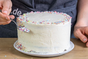 Kuchen mit Streuseln dekorieren