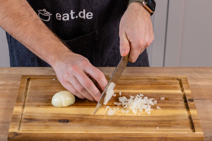 Zwiebel und Knoblauch würfeln