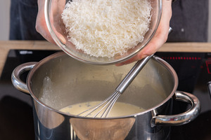 Parmesan zur Käsesoße geben