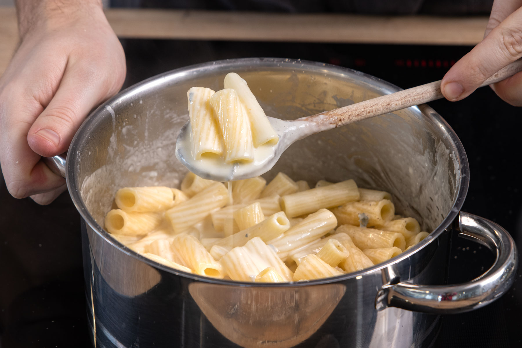 Rigatoni mit Käsesoße verrühren