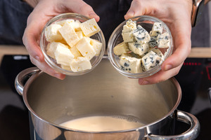 Käse im Topf schmelzen lassen