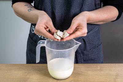 Hefe in Milch geben