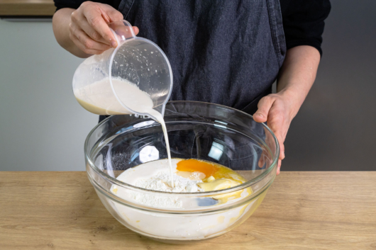 Hefemilch zu den anderen Zutaten geben