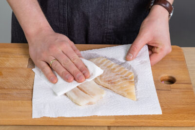 Rotbarschfilet abtupfen