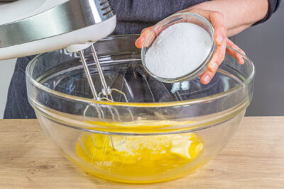 Zucker zur Butter geben