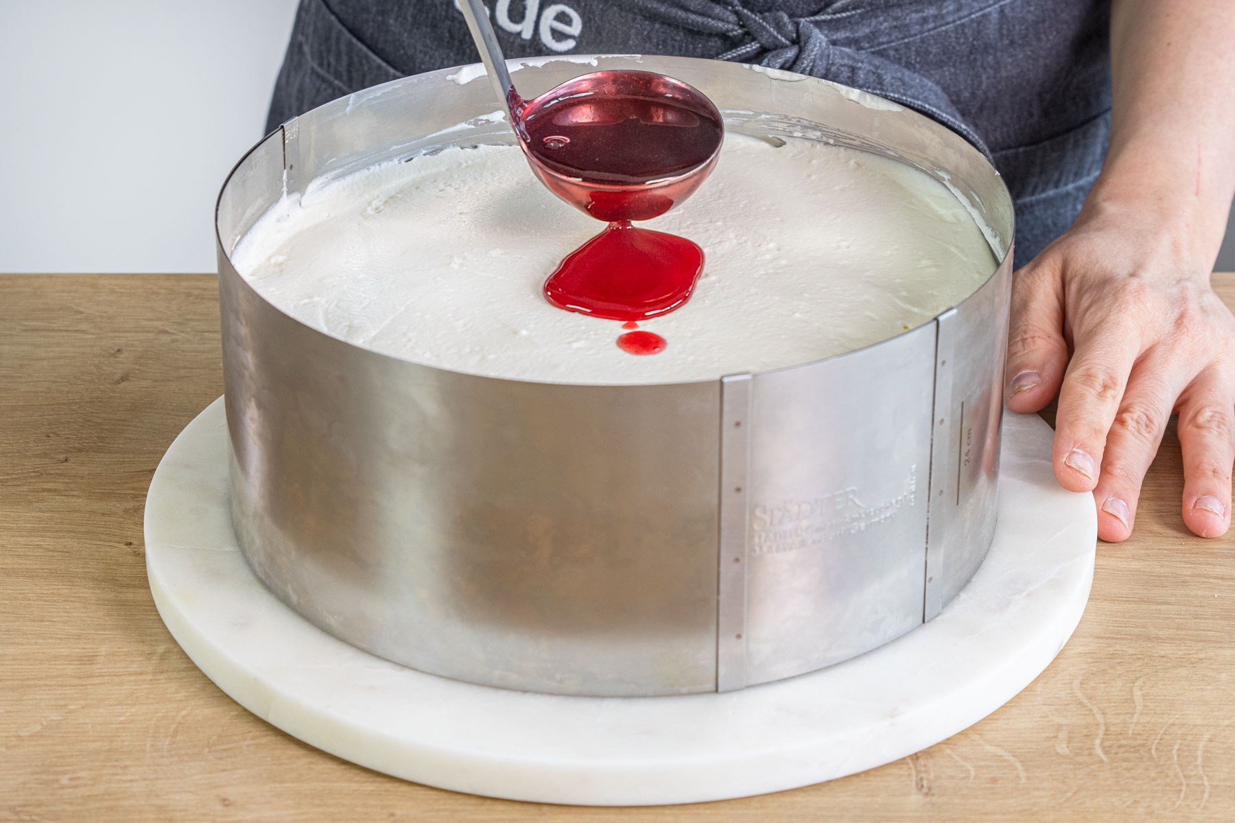 Rotkäppchenkuchen mit Tortenguss übergießen