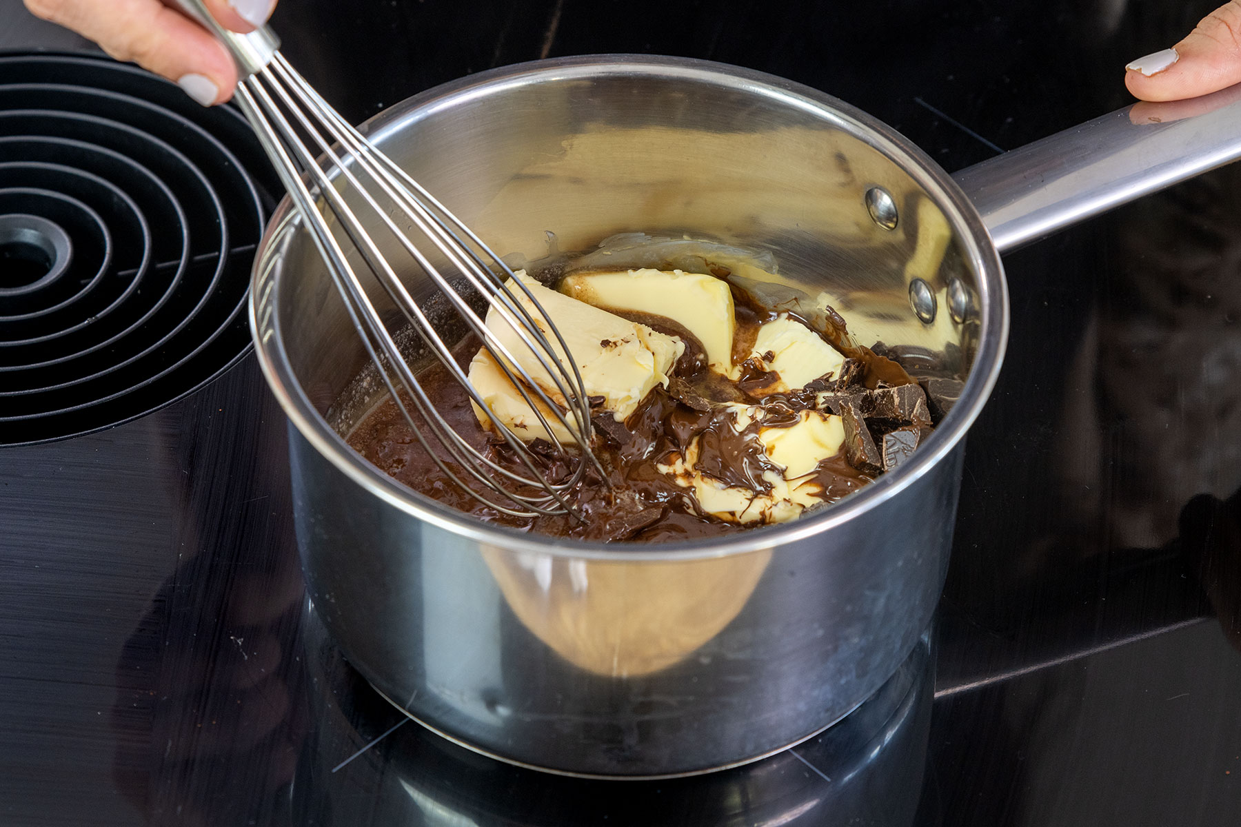 Schokolade und Butter in einem Topf schmelzen