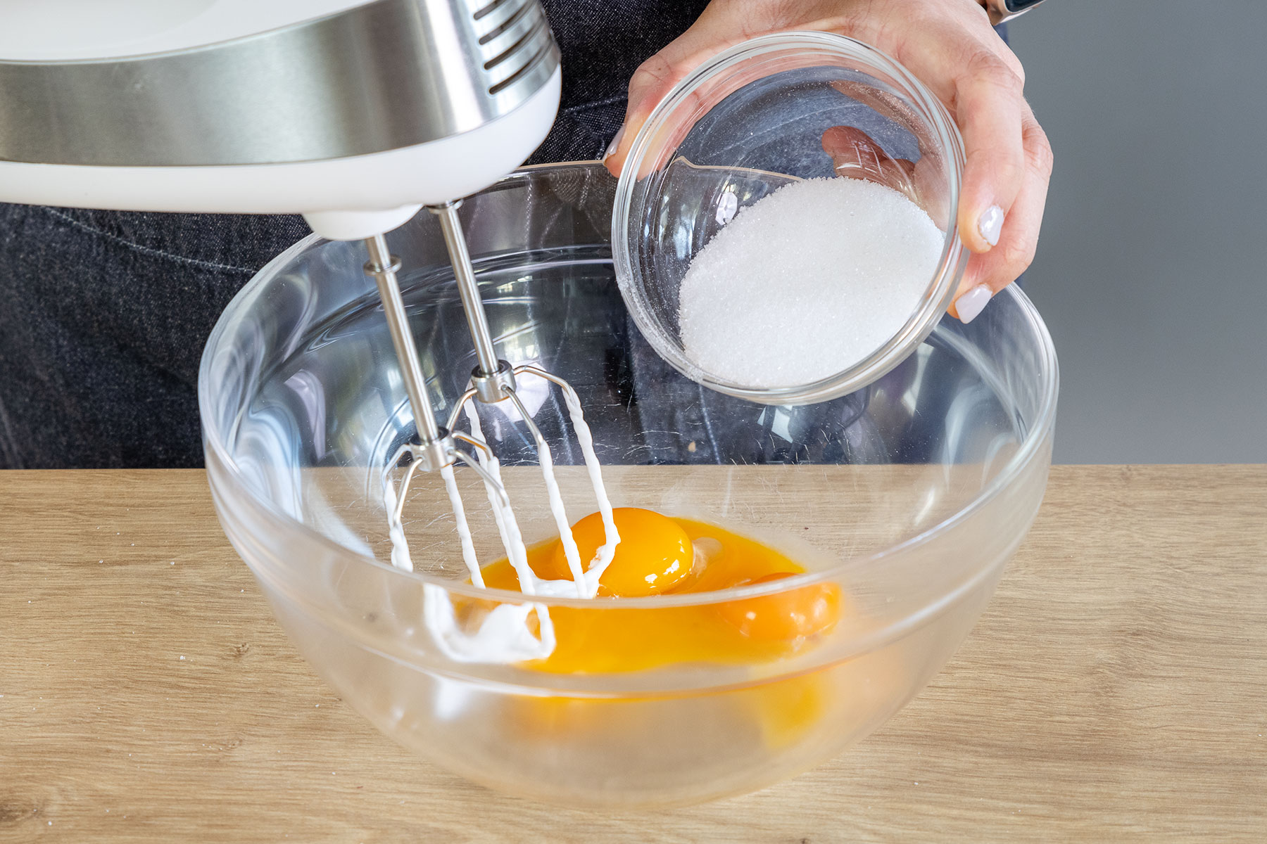 Eigelbe mit Zucker cremig schlagen