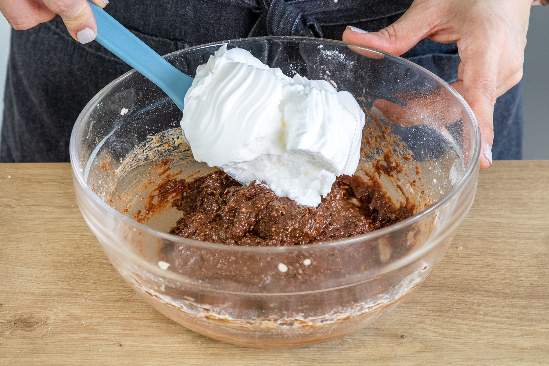 Eischnee unter den Teig für das saftige Schokobrot heben