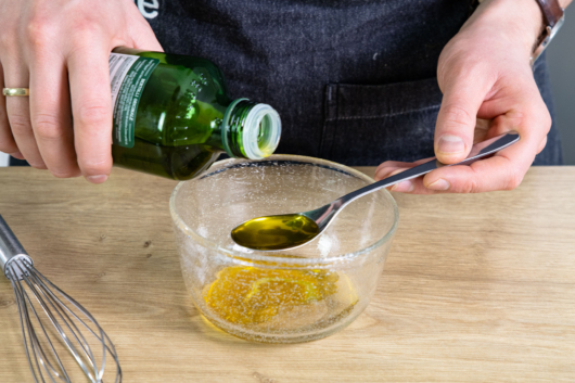 Olivenöl in Schüssel geben