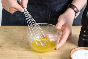Salatdressing verrühren
