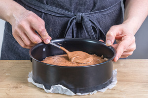 Teig für Schachbrett-Torte in die Springform füllen