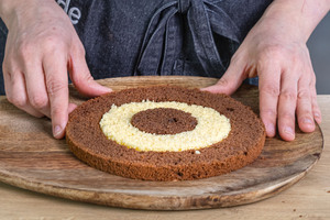 Böden der Schachbrett-Torte abwechselnd schichten