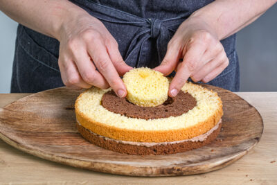 Tortenböden für Schachbrett-Torte zusammensetzen