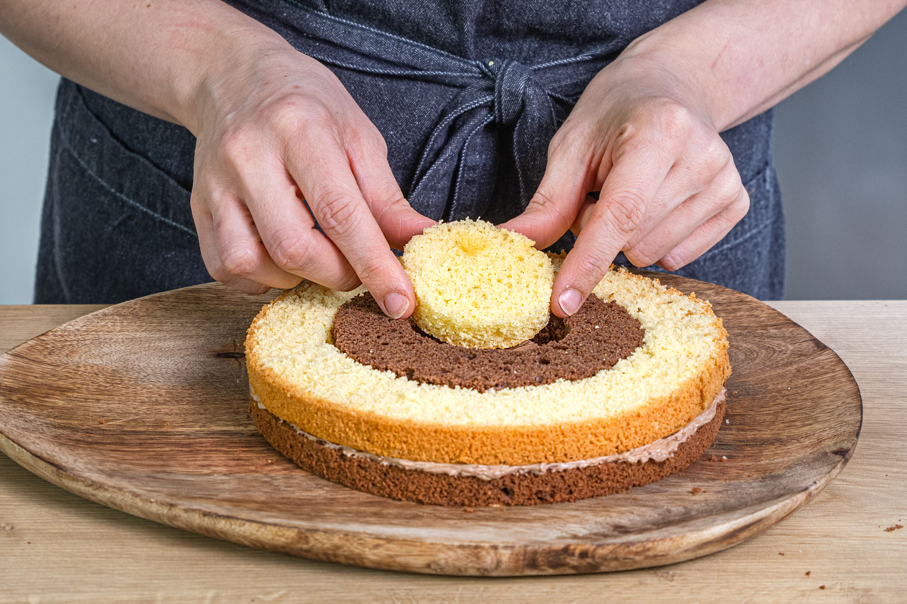 Tortenböden für Schachbrett-Torte zusammensetzen