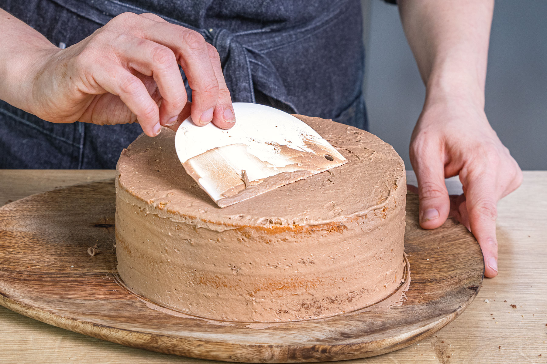 Schachbrett-Torte mit Buttercreme einstreichen