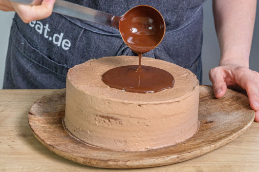 Schachbrett-Torte mit Schokolade überziehen