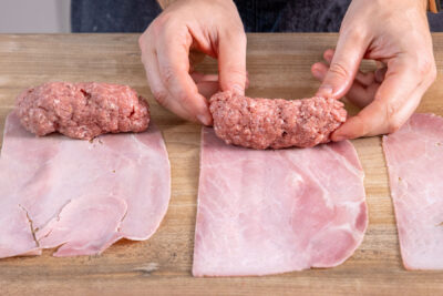 Hackfleisch auf den Schinken geben