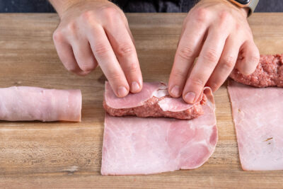 Hackfleisch im Schinken einrollen