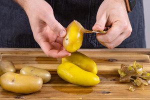 Kartoffeln schälen