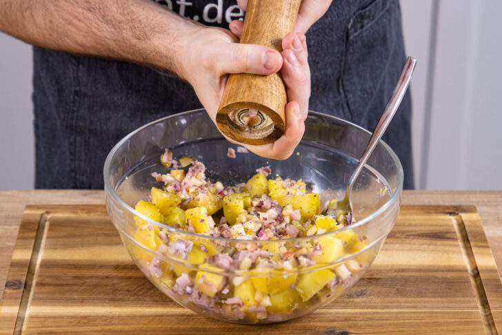 Kartoffelsalat würzen