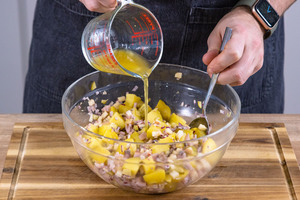 Gemüsebrühe zum Kartoffelsalat gießen