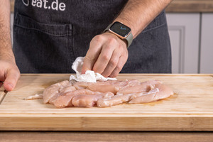 Hähnchenfleisch abtupfen